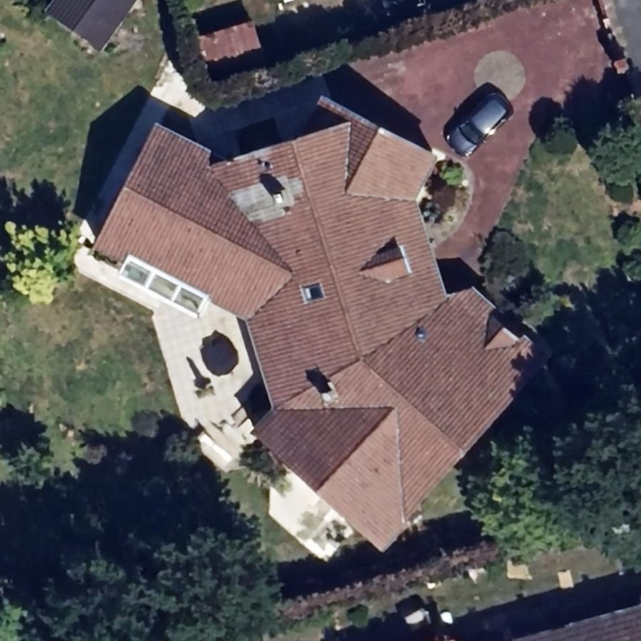 Le même toit vu du ciel : à gauche la photo IGN d'origine, à droite la Vue IA, plus nette